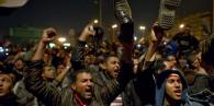 Les manifestants de la place Tahrir au Caïre ont brandit leurs chaussures en signe de protestation lors du discours d'Hosni Moubarak le 10 février 2011.