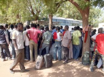 Un groupe de travailleurs migrants expulsés de Libye en 2008, à Bamako. Un groupe de travailleurs migrants expulsés de Libye en 2008, à Bamako.
