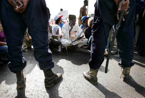 Manif' à Bamako contre l'expulsion d'immigrants par la France, en 2006 (Juan Medina/Reuters). Manif' à Bamako contre l'expulsion d'immigrants par la France, en 2006 (Juan Medina/Reuters).